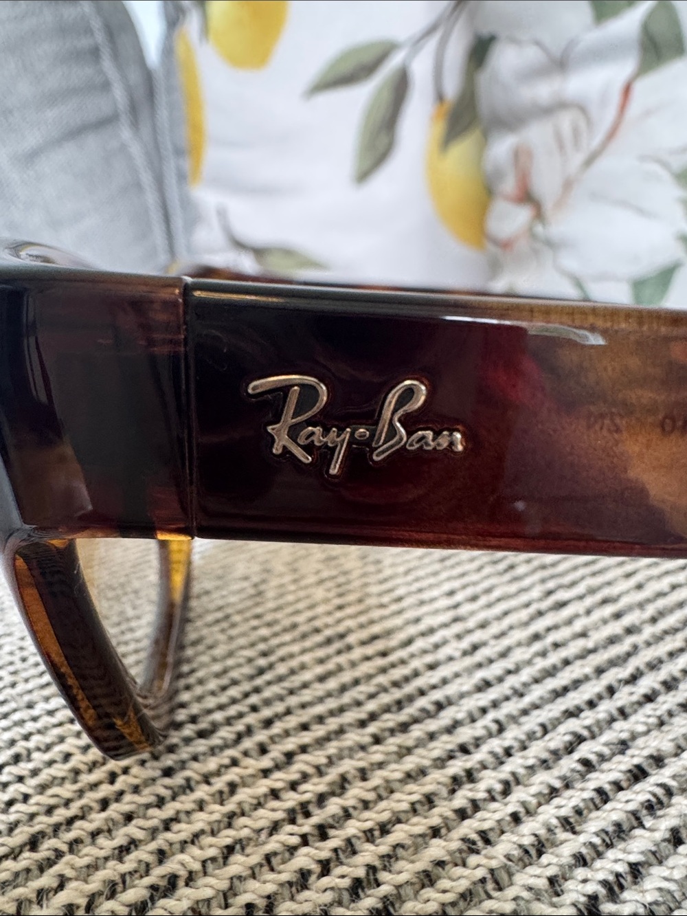 Like New Ray-Ban Brown Tortoiseshell Wayfarer Sunglasses - Picture 4 of 11